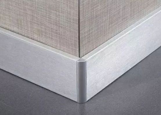 Zapobiegaj deformacji podłogi Aluminiowa listwa przypodłogowa